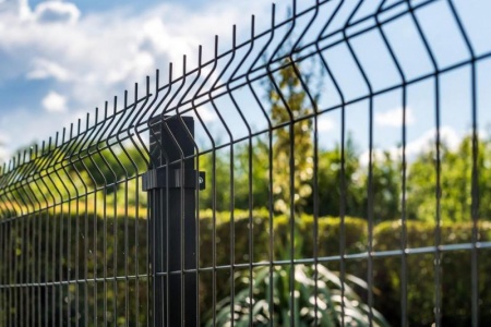 Installation de cl&ocirc;ture &agrave; Arpajon : mat&eacute;riaux et techniques